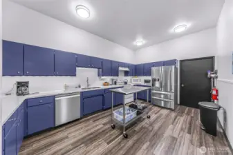 CLUBHOUSE - All new flooring, paint and appliances updated.  So nice to have for large gatherings!