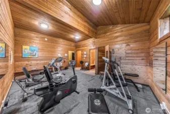 CLUBHOUSE - Fantastic equipment room and don't miss the SAUNA and shower rooms.