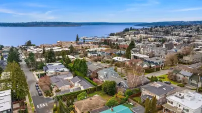 Located just blocks from downtown Kirkland's enchanting waterfront, enjoy easy access to boutique shopping, acclaimed restaurants, and Lake Washington's beautiful parks and trails.