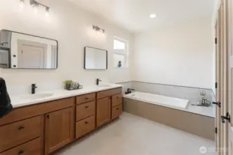 primary bathroom- soaker tub!