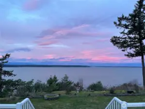 Sweeping views of Saratoga Passage, Whidbey Island, Olympic Mountains, & west-side sunsets!