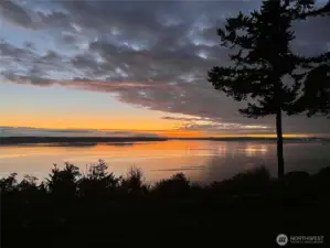 Close to shops, restaurants, golf, beaches & all Camano (no-ferry island) has to offer...