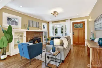 Genuine oak hardwoods add natural warmth.