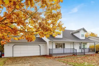 This 1880 square ft home is located in Vine Circle in central Lynden. It feature 3 beds & 2.5 baths.