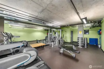 This wonderful condo not only offers cozy, comfortable living spaces, but also the added benefit of a community workout room—perfect for fitting fitness into your daily routine