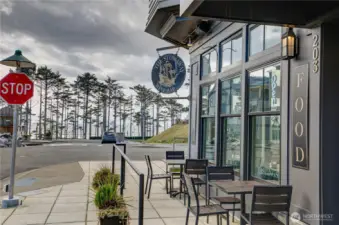 You’re never far from the beach at Seabrook! Stroll through the trees to access the year-round community paths that lead directly to the sandy shoreline of Mocrocks Beach.