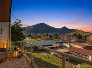 Walk to WRAC pool, tennis courts, and club!