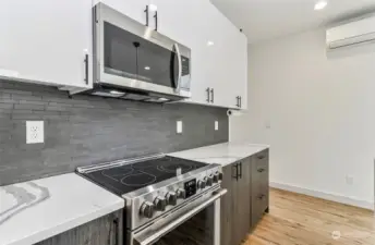 Amazing backsplash w/stove range