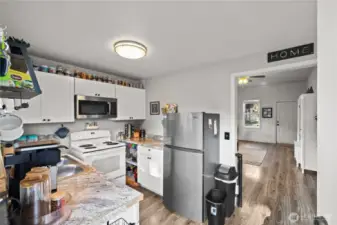 Kitchen area - appliances all stay