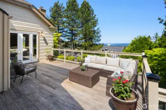A spacious corner lot, where the house is perfectly positioned to take advantage of the best the Pacific Northwest, and Lakemont has to offer.