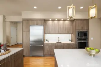 Entertaining just got easier with a second sink in the kitchen for food preparation. This area also makes a great beverage station or wet bar. Cocktail anyone?