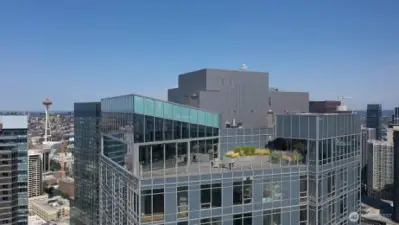 The stunning panoramic indoor/outdoor rooftop on floor 39 is not to be missed!