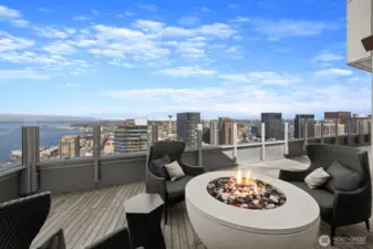 You can see the fireworks and South Lake Union from this space. Celebrate the 4th of July, Blue Angels, and New Years Eve in a great setting.