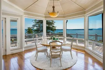 Brand new bay windows encompass the eating space in kitchen