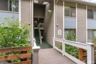 Conveniently located condo situated on Lea Hill is waiting for you to call this home!