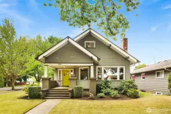 Ionic Front Street living! Imagine sipping coffee from your rocking chair on the front porch, shaded by the stately pin oaks that line the street!