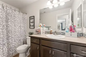 Upstairs kids/guest full bath.