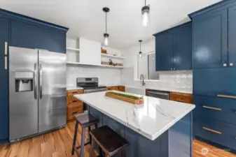 nice-sized island with eating bar