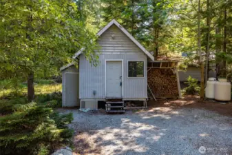 Shed/shop with room to work and generator