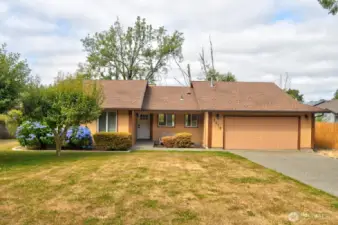 Like new rambler in quiet location with 77 ft waterfront on Chambers Lake.