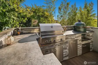 Enjoy views of Elliot Bay as you BBQ! This house is party-ready.  Invite your friends over for a bite and swim. Great outdoor kitchen with high performance gas grill, fridge and Green Egg smoker!