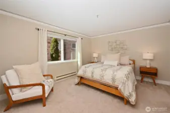Great size Primary bedroom w/ walk in closet