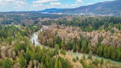 Long stretch of river frontage approx 477 feet.