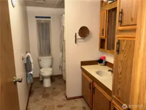 Full bathroom nestled between bedrooms