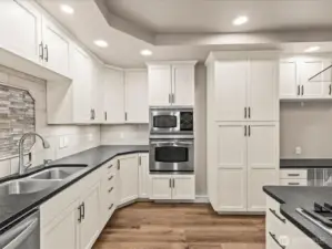 2nd kitchen in the downstairs apartment. This was installed approximately 5 years ago.