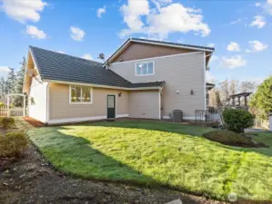 Side yard adjacent to the 3 car garage.