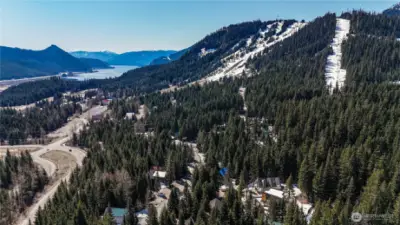 Short drive or walk to Summit East base area & chair lifts. Lake Keechelus for fishing and kayaking.
