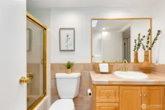 Full bath with access from the primary or hallway.