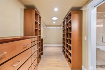 Walk in closet w/ built ins
