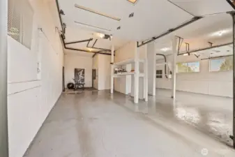 4-card tandem garage with gym space