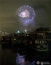Spectacular view of July 4th fireworks on Lake Union.  Don't fight the traffic!  Watch from your houseboat.