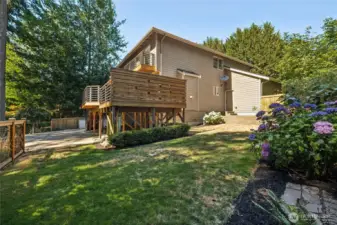 Ample side yard - great for outdoor fun, furry friends, or planting your favorite blooms.