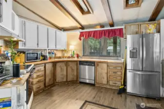 Upgraded stainless steel dishwasher & refrigerator