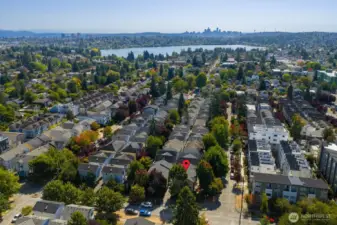 Just a 25 minute walk to Green Lake