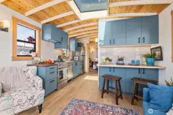 Eat-in breakfast bar or great place for your home office