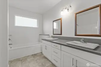 en suite bath w/ soaking tub
