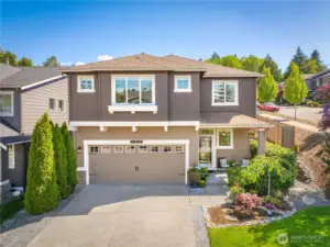 Check out this amazing home, located near grocery shopping, local dining, schools, and the lake’s popular beaches!