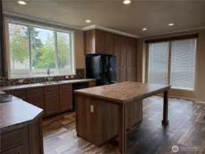 Kitchen offers Breakfast Bar as well as dining area.