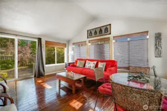 252 Sq. Ft permitted bonus room oozing with serenity. Vaulted ceilings, engineered floors, lots of windows and tons of light. Views of garden space on both sides of the room.