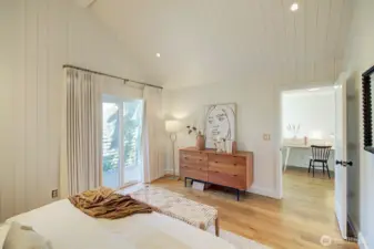 Primary bedroom - opposite view