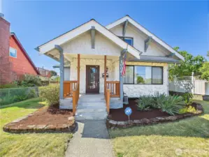 This beautiful craftsman is waiting for its new owner. Located close to shopping and dining. Easy access to I 5 for the commuter.