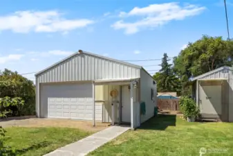 In addition to the large outbuilding is the garden  & tool shed!
