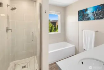 Primary Bedroom w/ En-Suite Full Bath & Walk-In Closet
