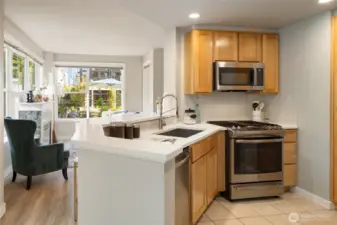 Pick up fresh local ingredients at Pike Place Market right down the street, and bring them home to whip up culinary creations in this fabulous kitchen!