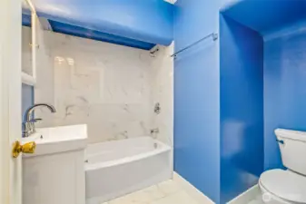 Main floor bathroom—ready for your remodel ideas.