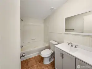 Well-positioned hall bath with easy access to the secondary bedrooms—ideal for guests or everyday use.